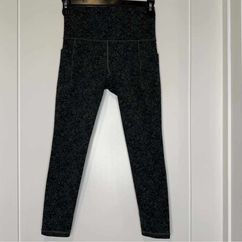 Athleta Salutation Stash Pocket II 7/8 Tight